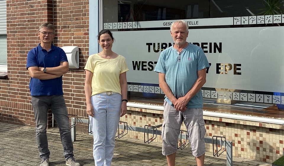 Geschäftsführer des TV Westfalia Epe e.V. Andre Lachnicht, Lantagsabgeordnete Heike Wermer und Trainer Reinhard Wittland.